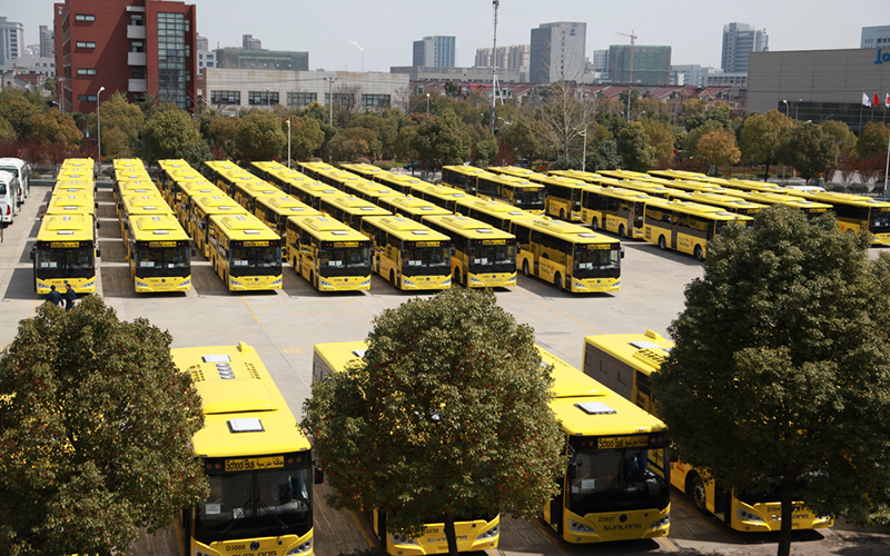 2015年，120臺(tái)SLK6109校車(chē)在申龍工廠(chǎng)整裝待發(fā)沙特市場(chǎng)。