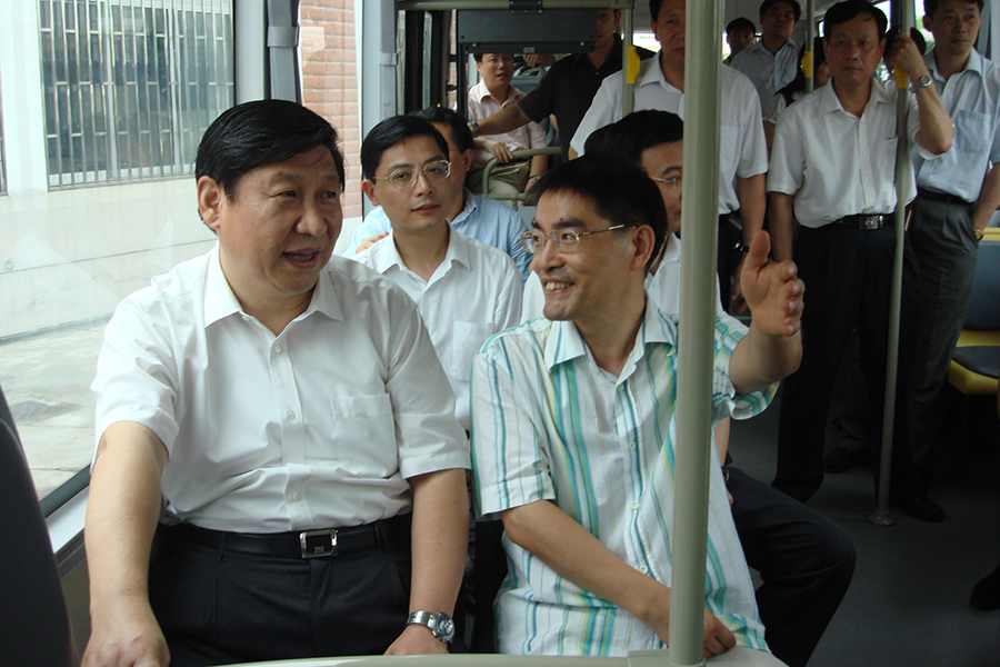 2007年國家主席習近平（時任上海市市委書記）試乘申龍汽車首輛氫燃料電池公交車，并在試乘后給予了高度評價