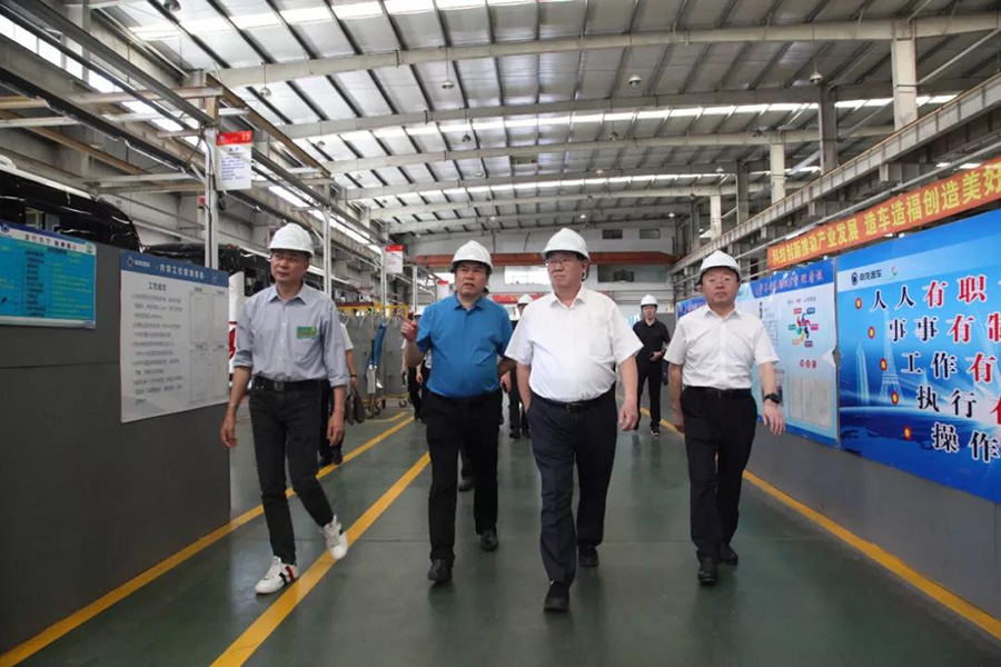 2021年6月7日山東省菏澤市人大常委會主任、黨組書記尹玉明、菏澤市政府副市長曹升靈等一行蒞臨上海申龍考察調(diào)研
