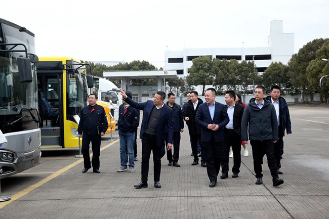 重慶雙橋政府考察團(tuán)調(diào)研上海申龍汽車(chē)